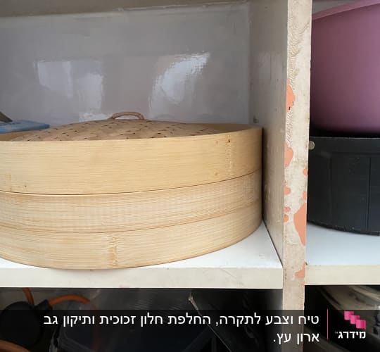 מדף עם כלי במבוק, כבלים וקופסאות פלסטיק